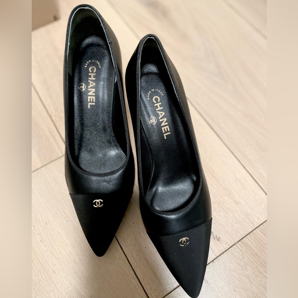 CHANEL Style Elegant Black Pointed Heels